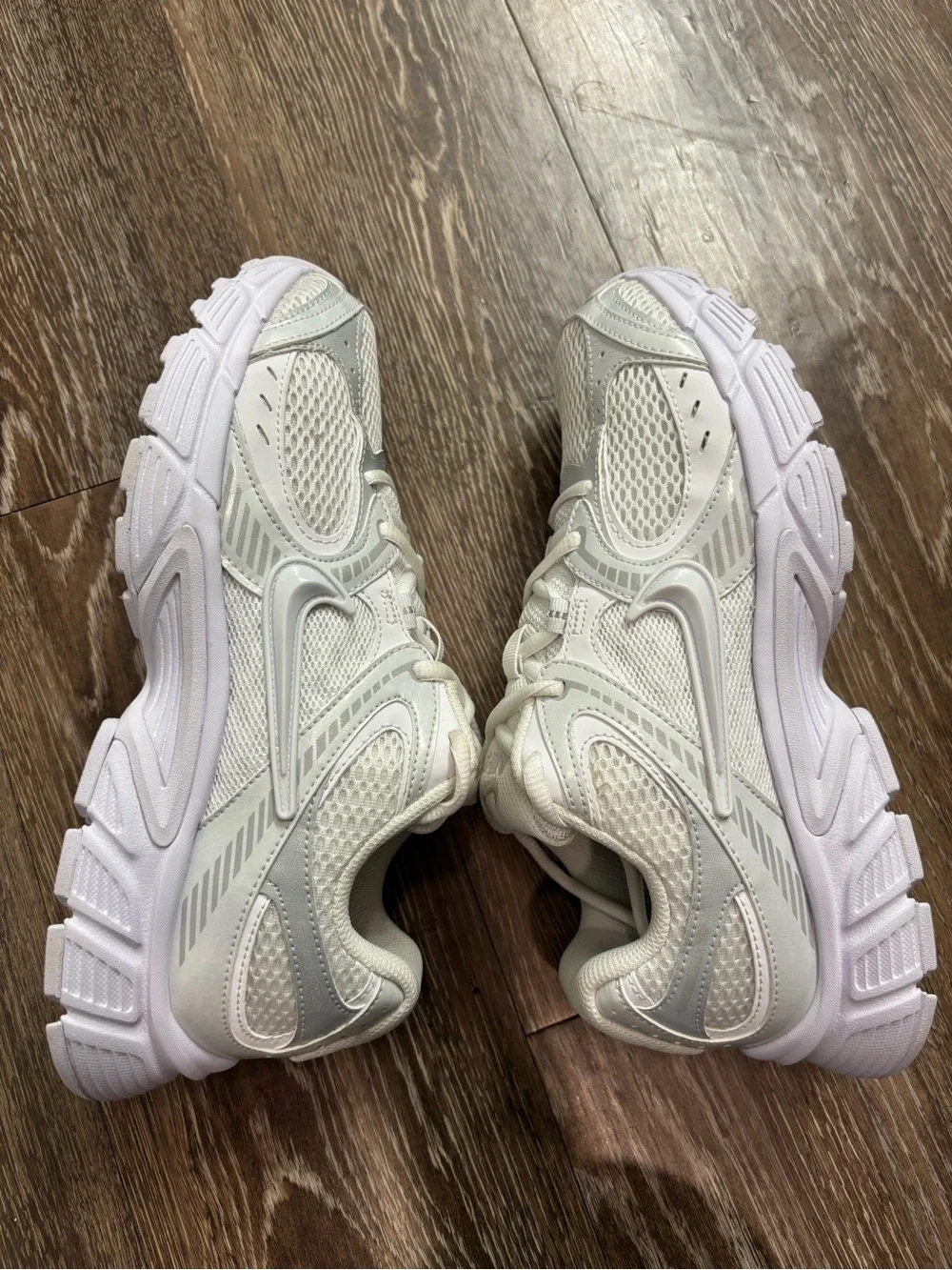 Nike V5 RNR men’s size 7.5 running shoes White/Metallic Silver.